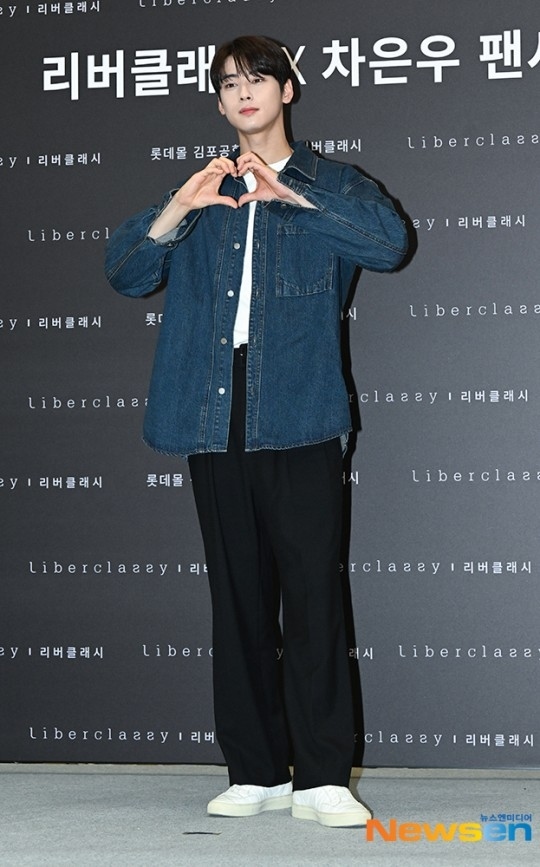 PHOTO】ASTRO チャウヌ、ファンサイン会に出席…カジュアルコーデで