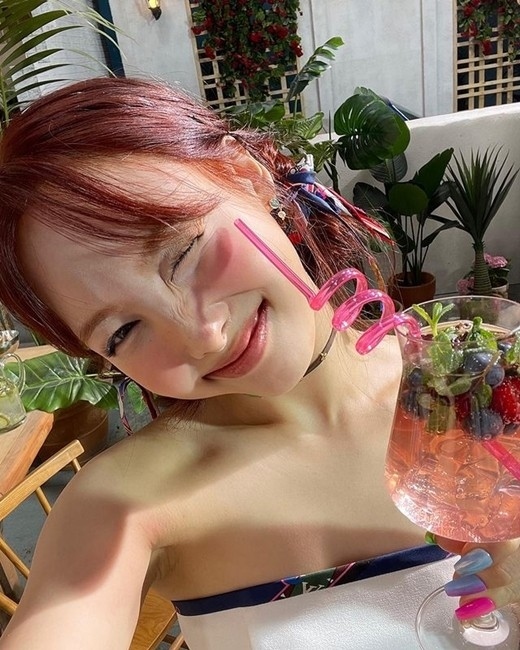 TWICE ナヨン、爽やかな衣装が魅力的な近況を公開…メンバーとの集合