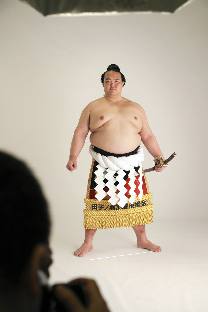 大相撲：稀勢の里の優勝額撮影に密着 鋭い眼光で仁王立ち | 毎日新聞
