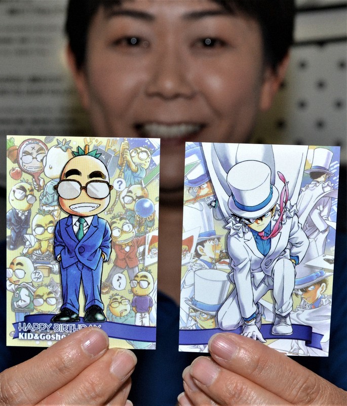 怪盗キッドと青山剛昌さんの誕生日祝うカード配布 鳥取のふるさと館