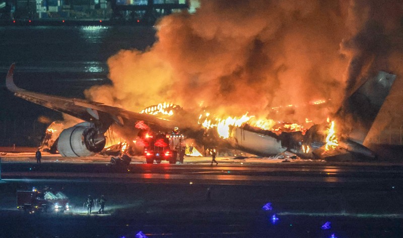 燃えるJAL機、脱出までの18分 羽田空港で367人の命守ったCAの判断