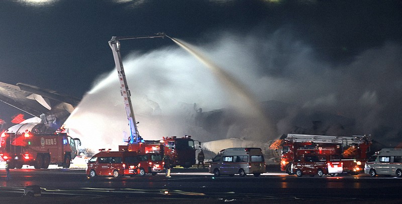 英報道、全員脱出「奇跡」 日航乗員を「信じられぬ仕事」と称賛 | 毎日新聞