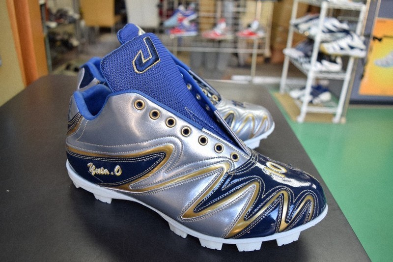 平成の怪物」魅了したスパイク 唯一無二の靴、生み出す手仕事 | 毎日新聞