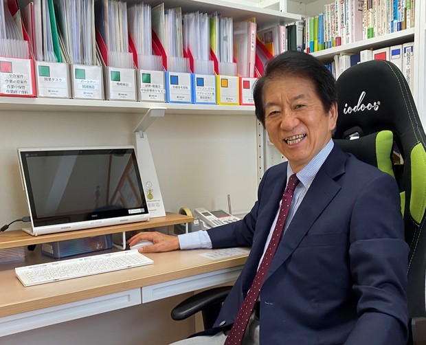 資格で楽しむセカンドライフ：行政書士は中高年向き 会社員時代の半分