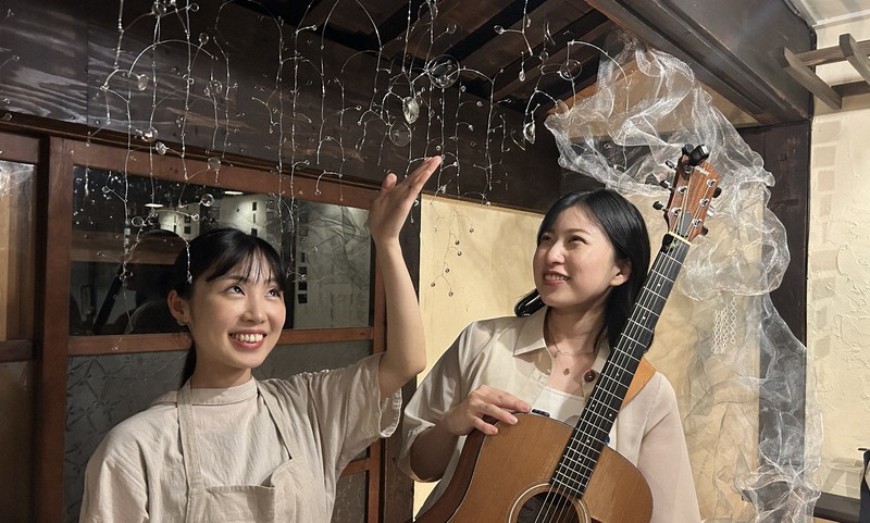 針金細工師とシンガー・ソングライターが初のコラボ、観客魅了 福岡