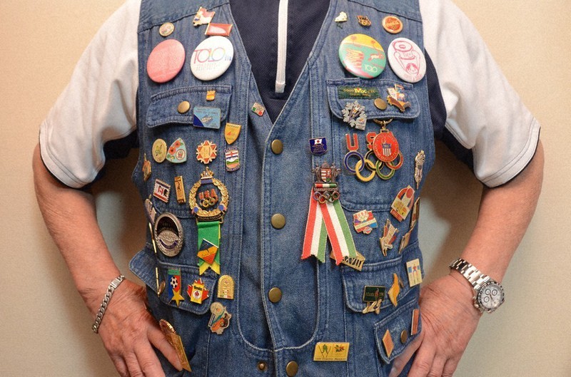 ピンバッジ交換、ピンチ 海外客のいない東京五輪 愛好家「国際交流