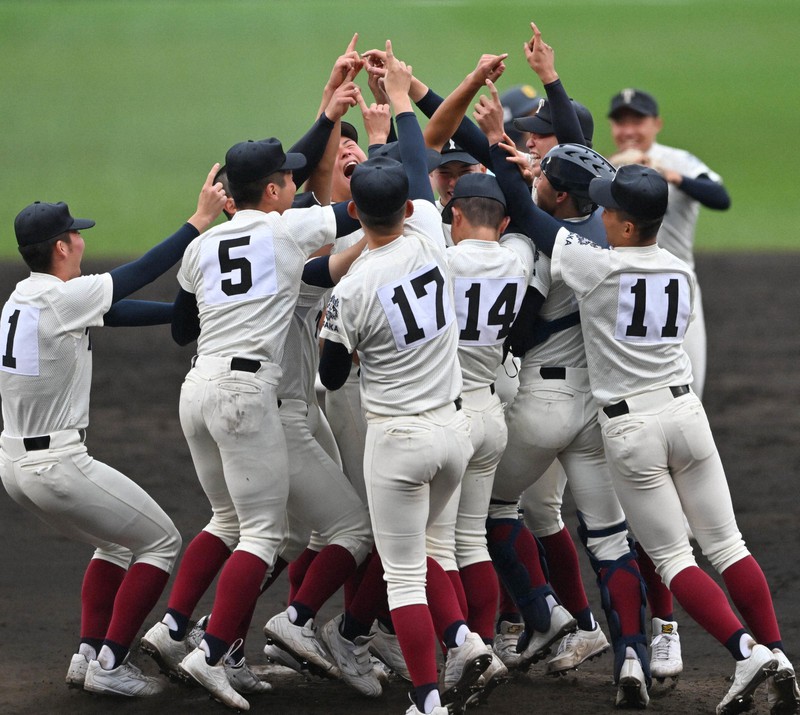 決勝 近江vs大阪桐蔭 第94回センバツ高校野球 [写真特集1/29] | 毎日新聞