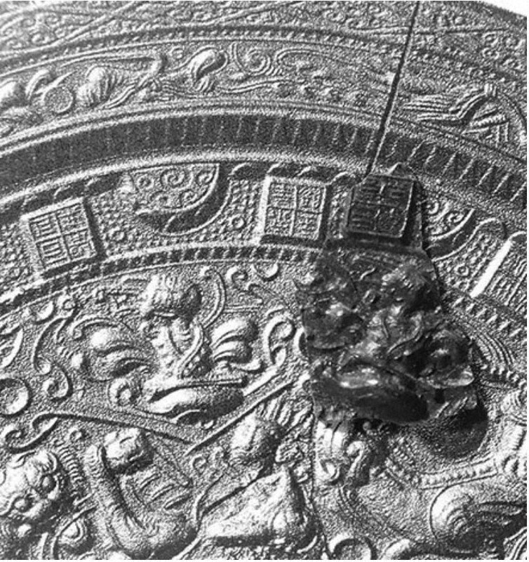 桜井茶臼山古墳出土の銅鏡片、103枚分と判明 「国内最多」更新 | 毎日新聞