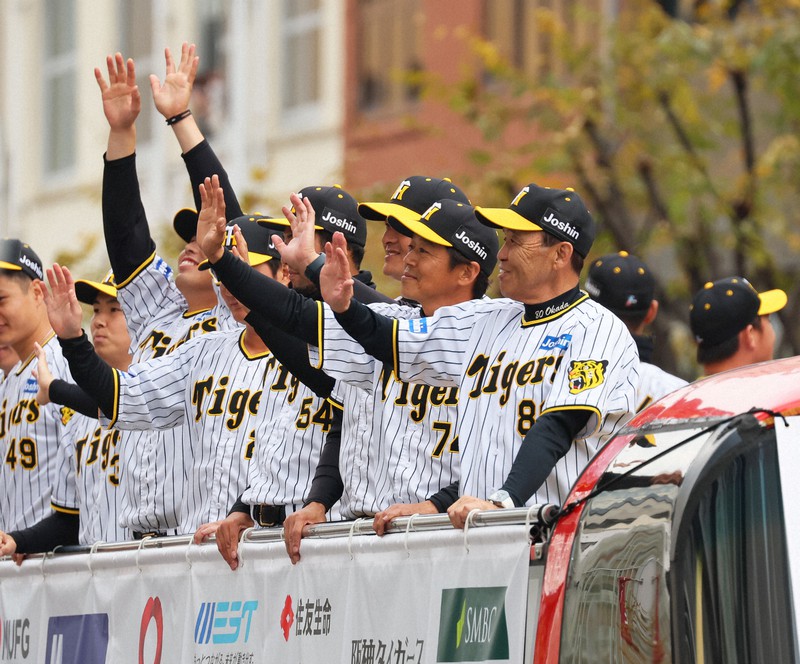 阪神とオリックスの優勝パレード始まる 大阪と神戸で入れ替えて実施