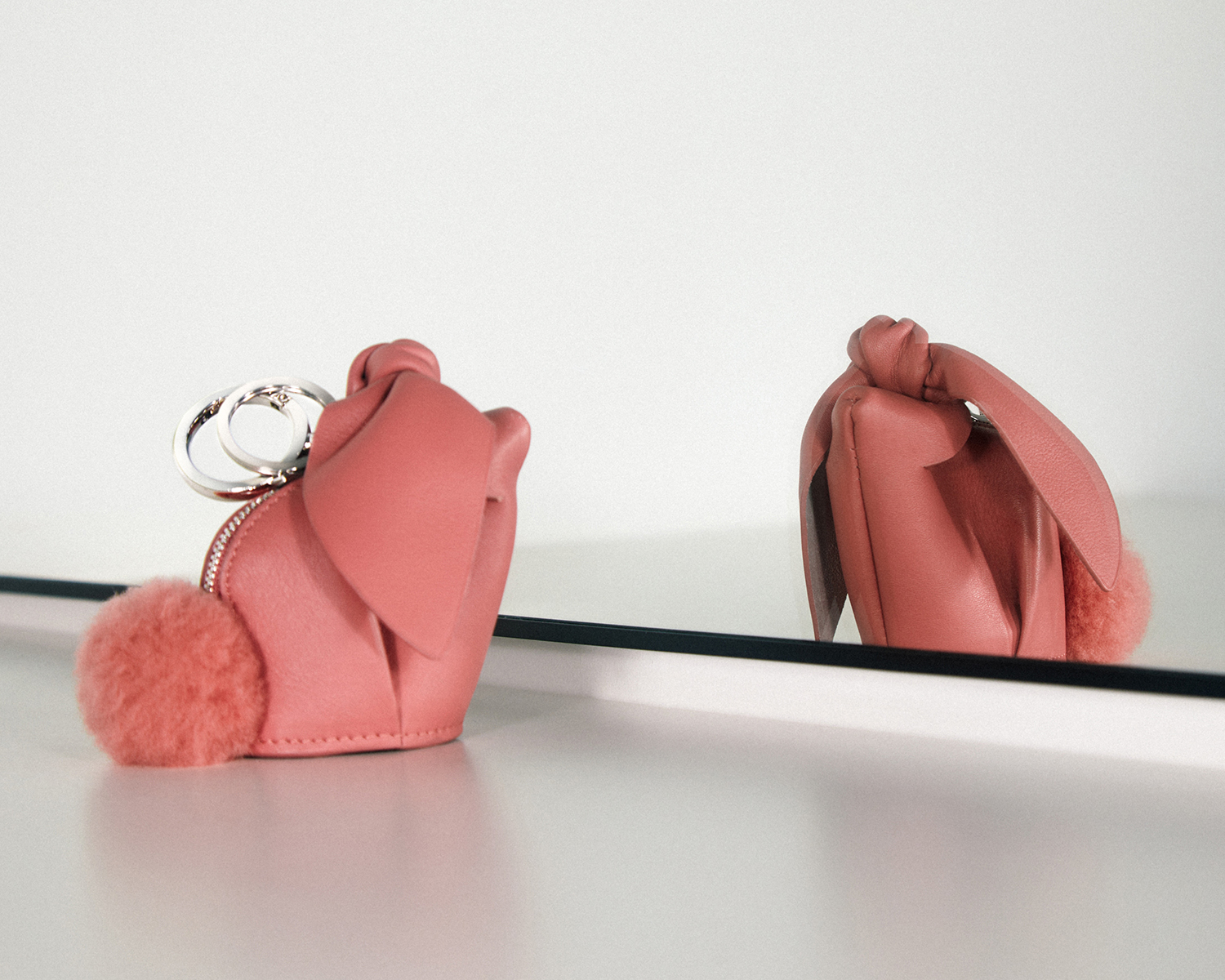 LOEWEの日本展開50周年を記念した限定バッグコレクション『TOKYO 1973』