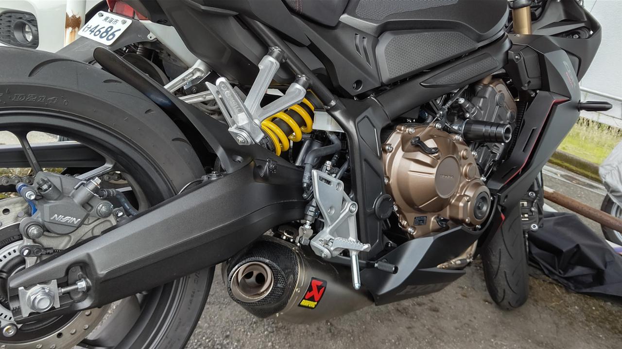 AKRAPOVIC レーシングライン フルエキゾーストマフラー のパーツ