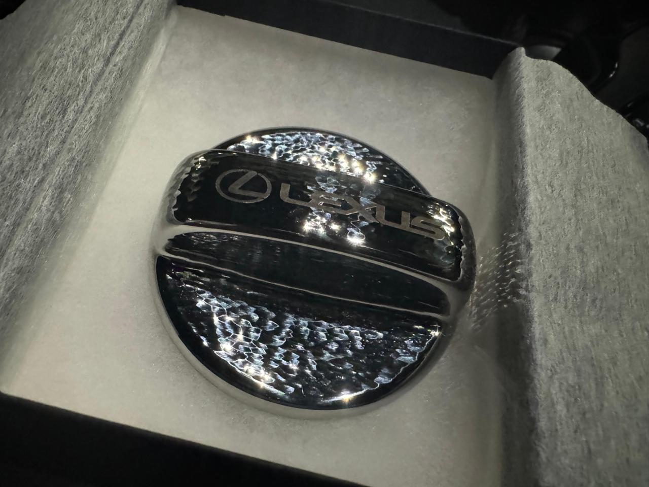 レクサスコレクション クルマ職人の匠 フューエルキャップカバー (再