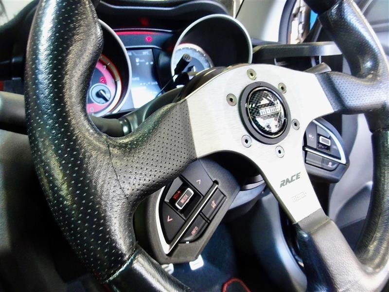 スポーツステアリングの定番“momo RACE”に交換しましたが、純正の