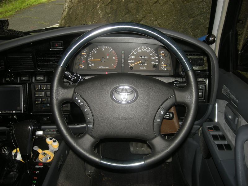 ウッドコンビステアリングに交換。。。（トヨタ ランドクルーザー80