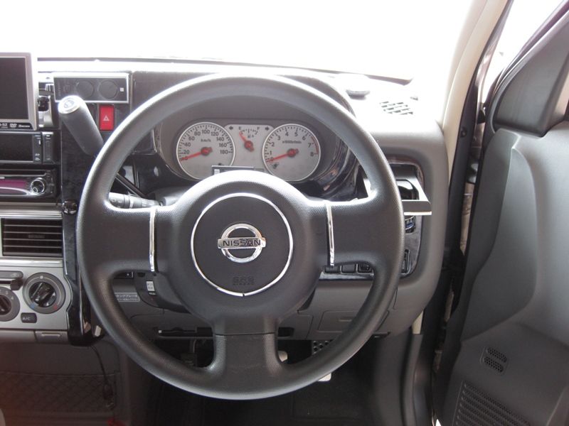 日産純正 本革巻3本スポークステアリング？（日産 キューブ