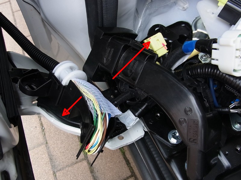 ポチガー取付 （スライドドア配線車両引き込み編） その2（トヨタ