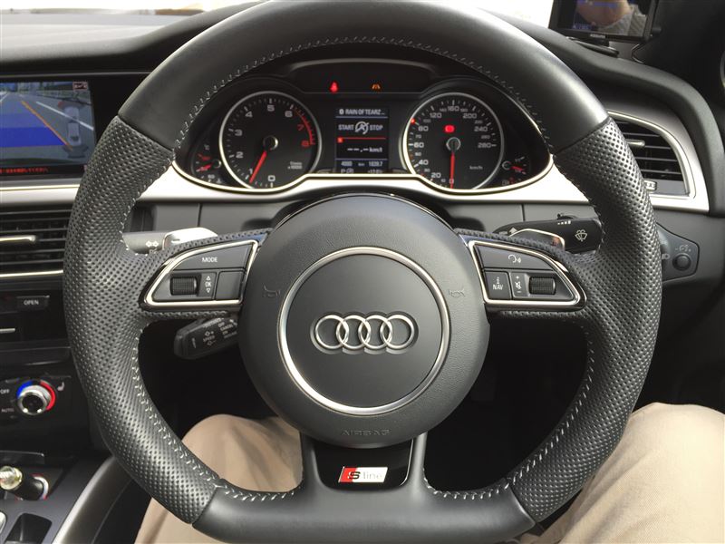 S-Lineフラットボトムステアリング交換（アウディ A4 （セダン）・B8