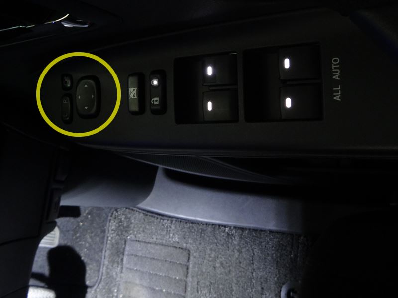 ドアミラーSWのイルミをパワーウインドウSWに連動（トヨタ