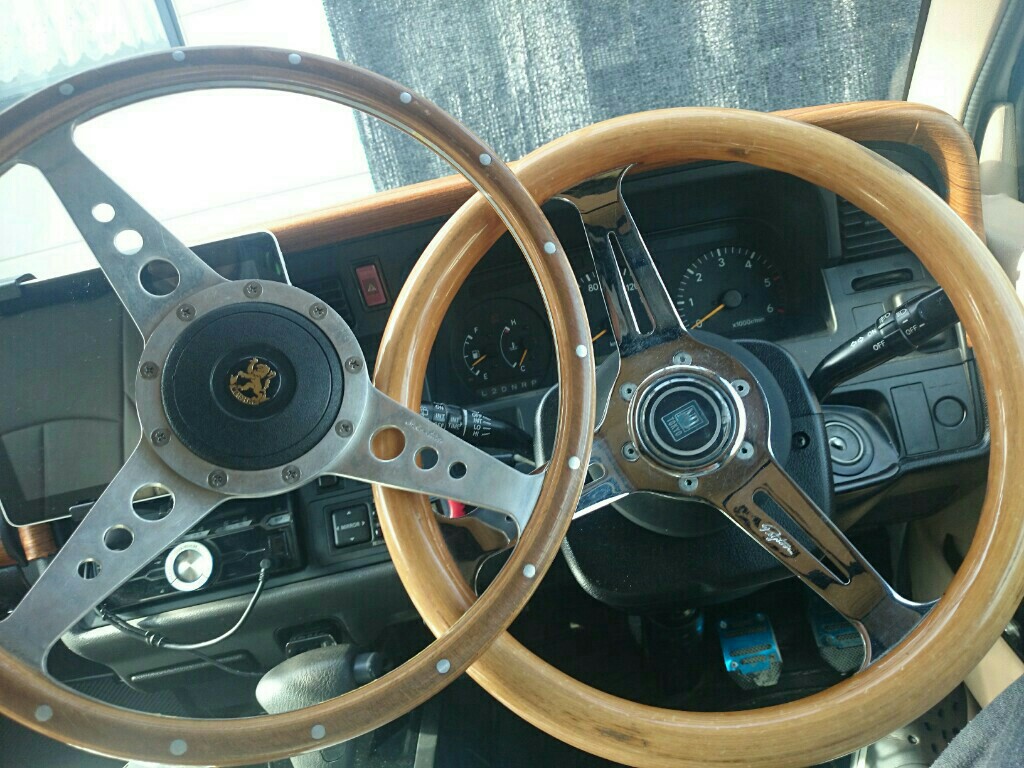 モトリタ ウッドステアリングをレストア①（トヨタ ハイエースバン