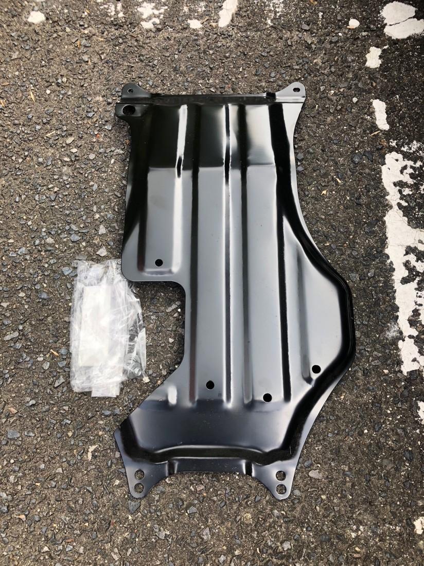 クラウンセダンに 純正オイルパンガード装着！」（トヨタ クラウン