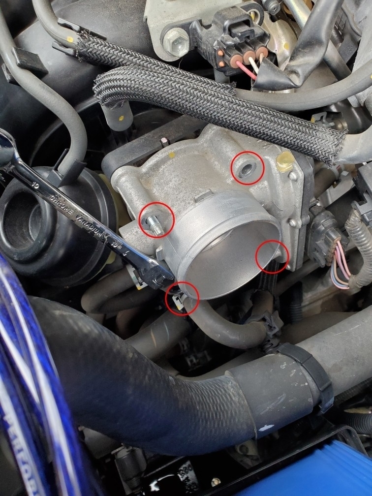 電子スロットルボディ清掃①（トヨタ ヴォクシー・70系）by KMC.COM