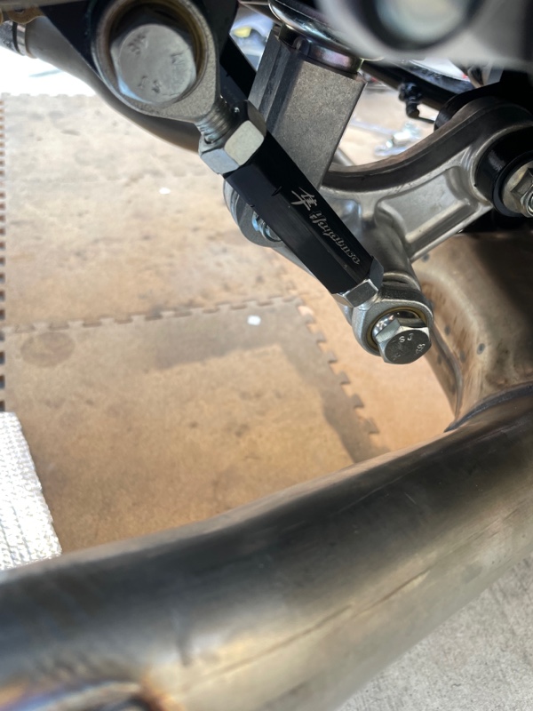 車高調整型ローダウンリンクロッドに交換（スズキ GSX1300R HAYABUSA