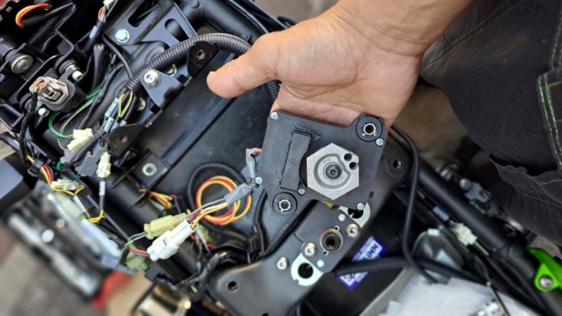 排気デバイスサーボモーター取り外し（カワサキ ZRX1200 DAEG）by