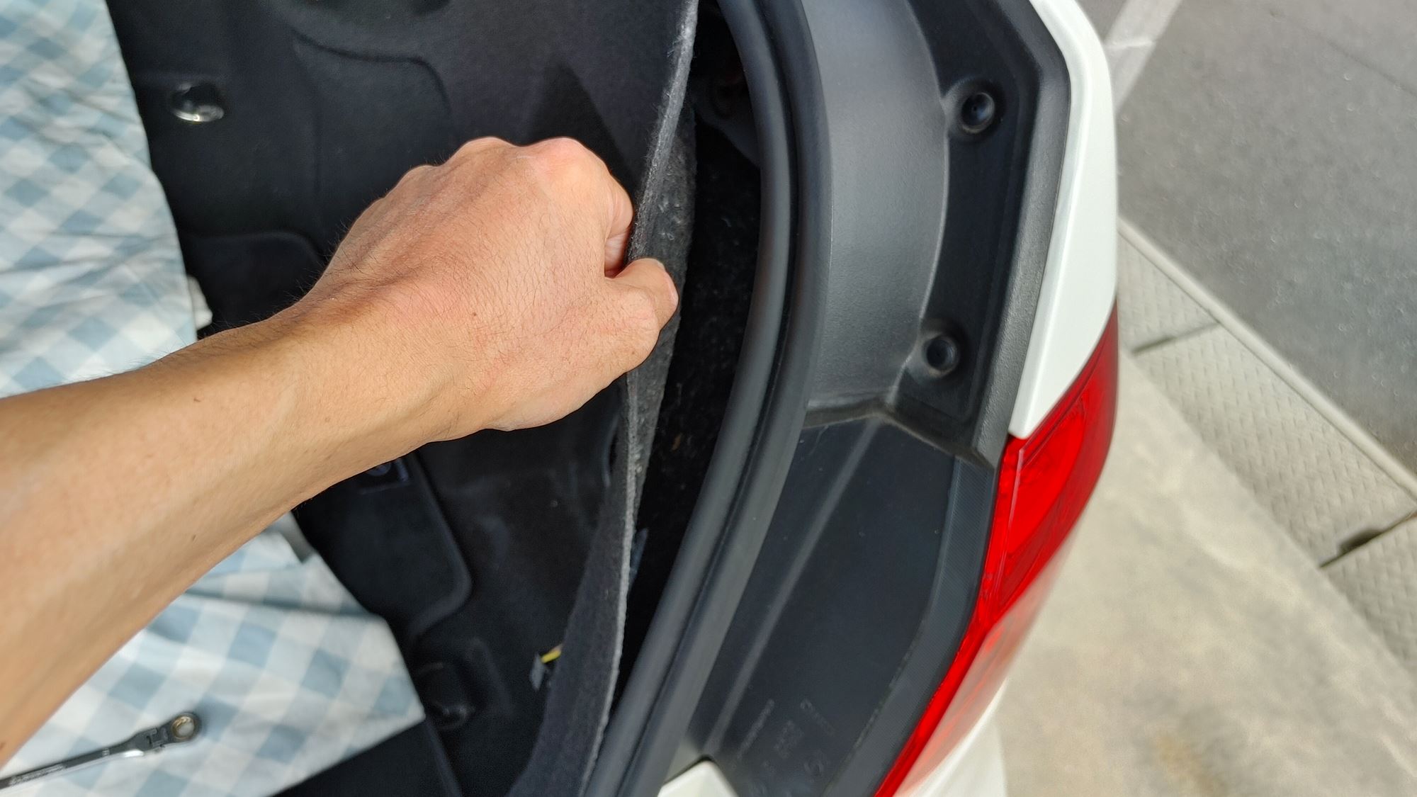 テールランプ不点灯修理（メルセデス・ベンツ Eクラス セダン・W212