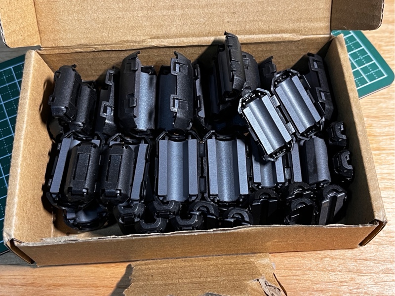 リアクターの除電ケーブルにフェライトコアを追加しました（スバル WRX