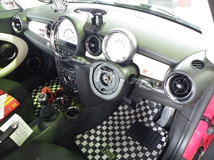 車内の雰囲気変わりますね R55クラブマン ステアリング交換 MOMO