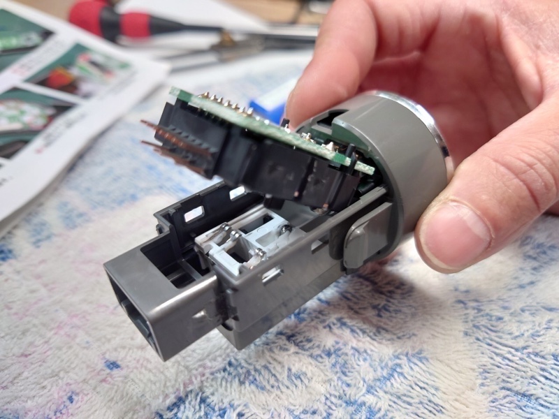 エンジンスタートボタンLED打ち替え😁（トヨタ プリウス G's・30系）by