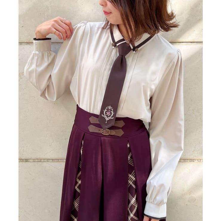 エンブレム刺繍ネクタイ付ブラウス[品番：IGAW0004360]｜axes femme