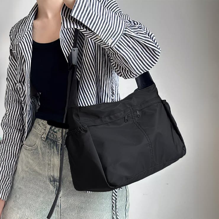 ショルダーバッグ 大容量 ナイロン 黒[品番：AGCW0004821]｜SUNSHINE