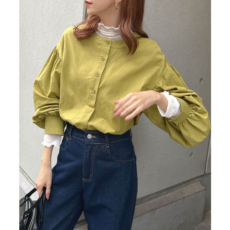 ふんわ～りとしたバルーン袖がかわいい。バルーンスリーブバンドカラー