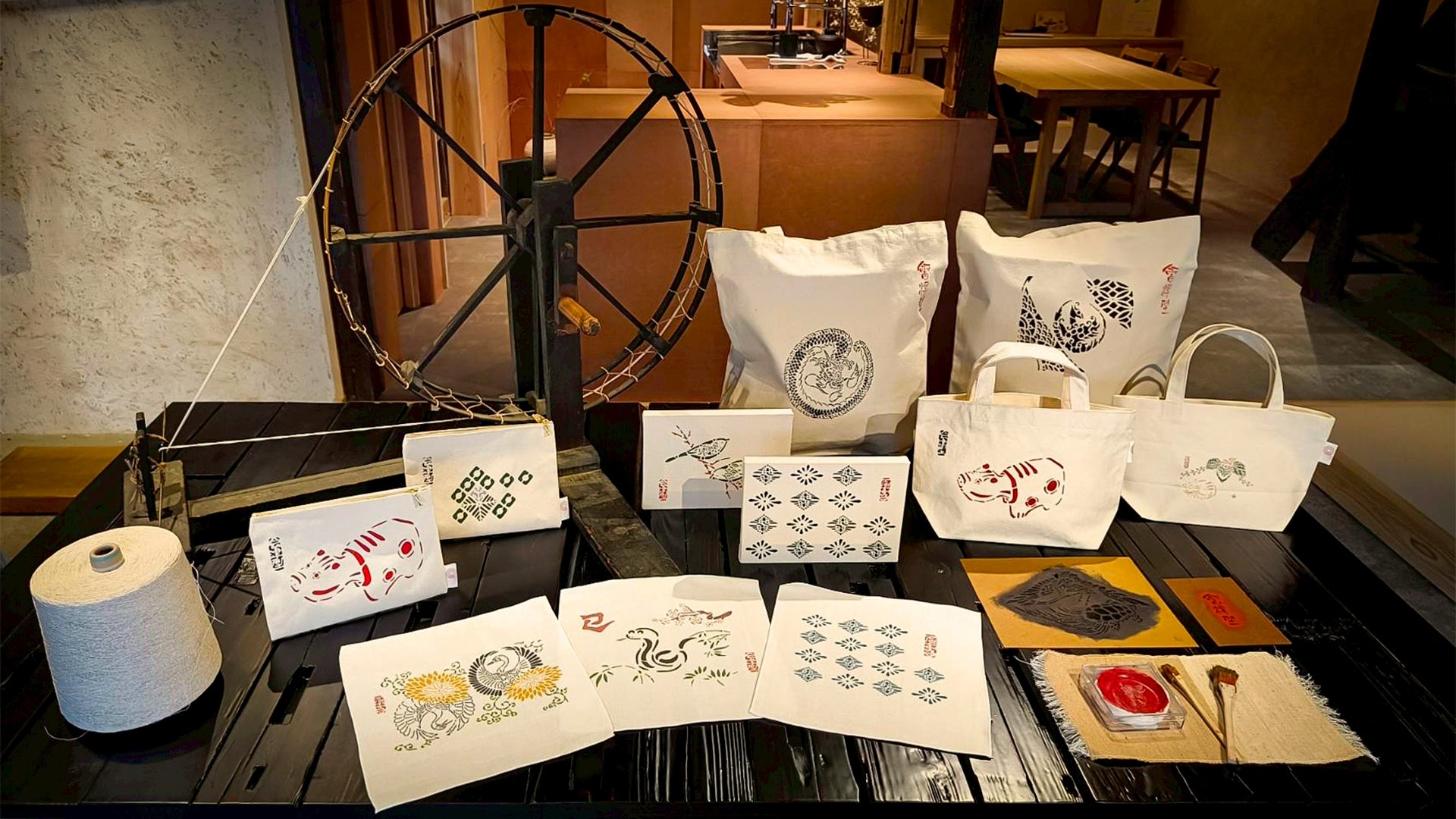 東京水引の代表アーティスト中村江美によるアートワーク「URO」が