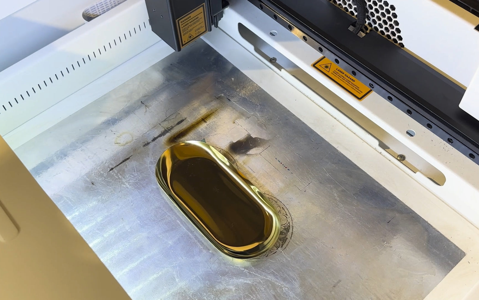 FLUX ador 2W 赤外線レーザーを使用した金属彫刻 – FLUX Japan