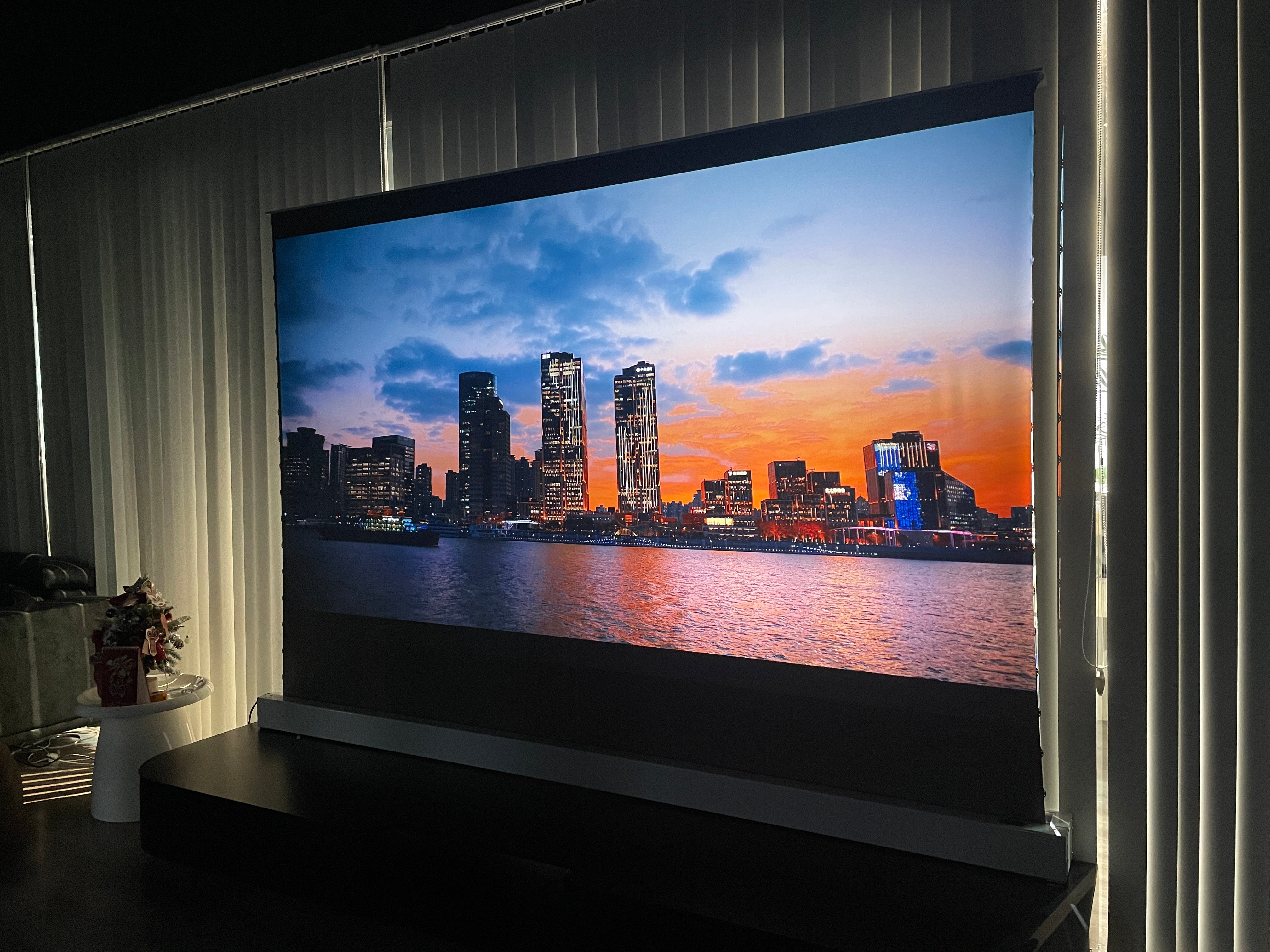 VIVIDSTORM--昼間の映画館！ 超大画面電動床置き式環境光シャット