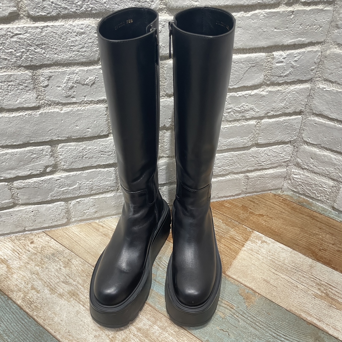 新宿店で、ヴァレンティノガラヴァーニのVロゴプラットフォームロング