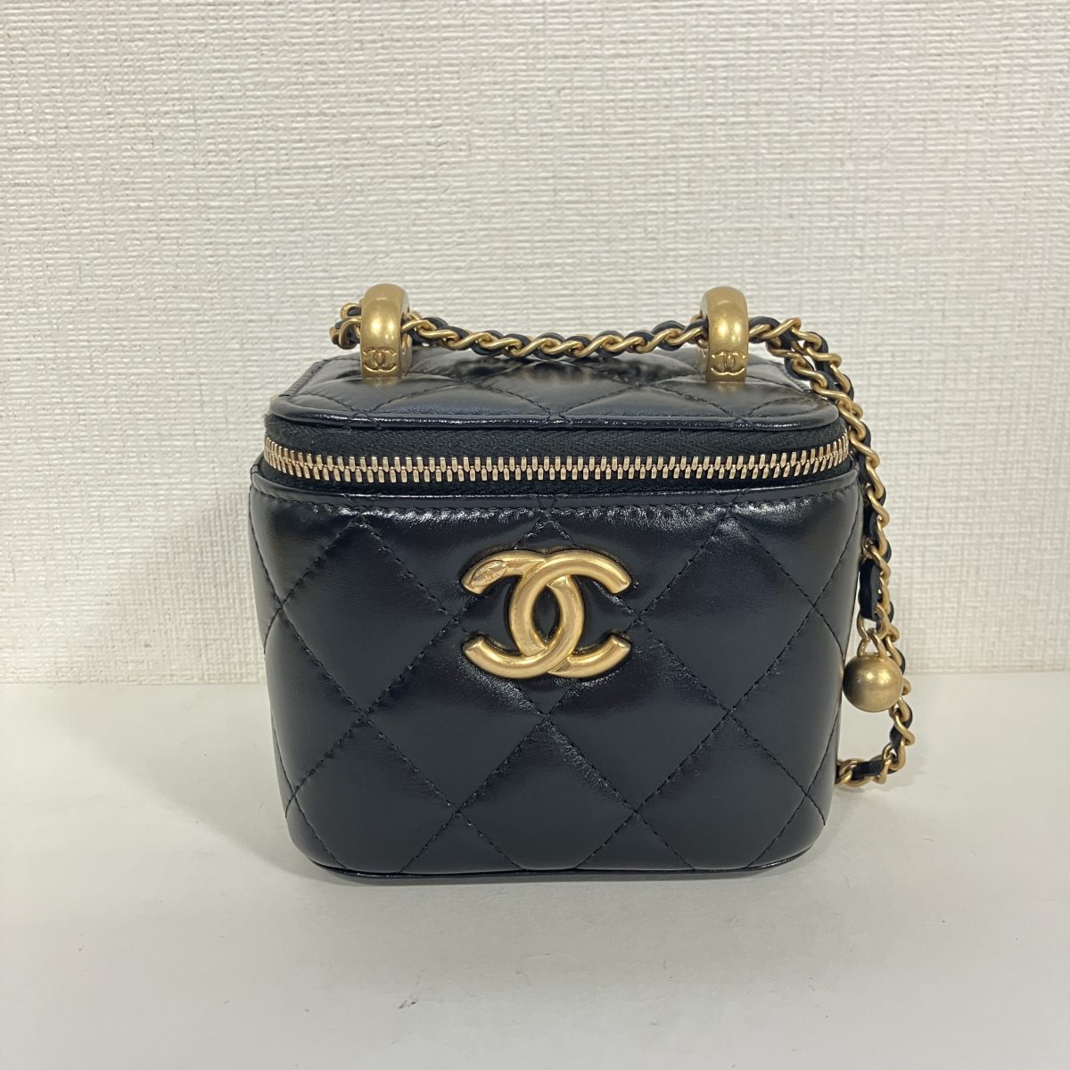 心斎橋でシャネルを買取。31番台のココボールのミニバニティショルダー