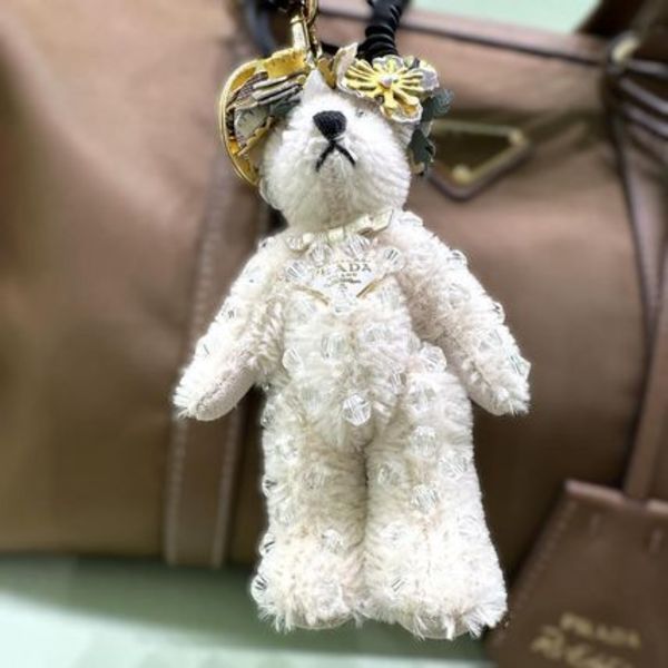 PRADA(プラダ)の『ベアバッグチャーム』に熱視線!〈韓国アイドルも愛用