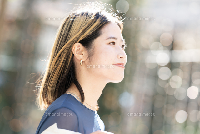 街で遠くを見ている女性の横顔の写真素材 [FYI07837094] | ストック