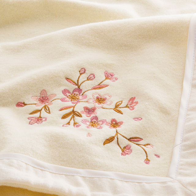 王華の木箱入り さくら刺繍シルク混綿毛布(毛羽部分) アイボリー