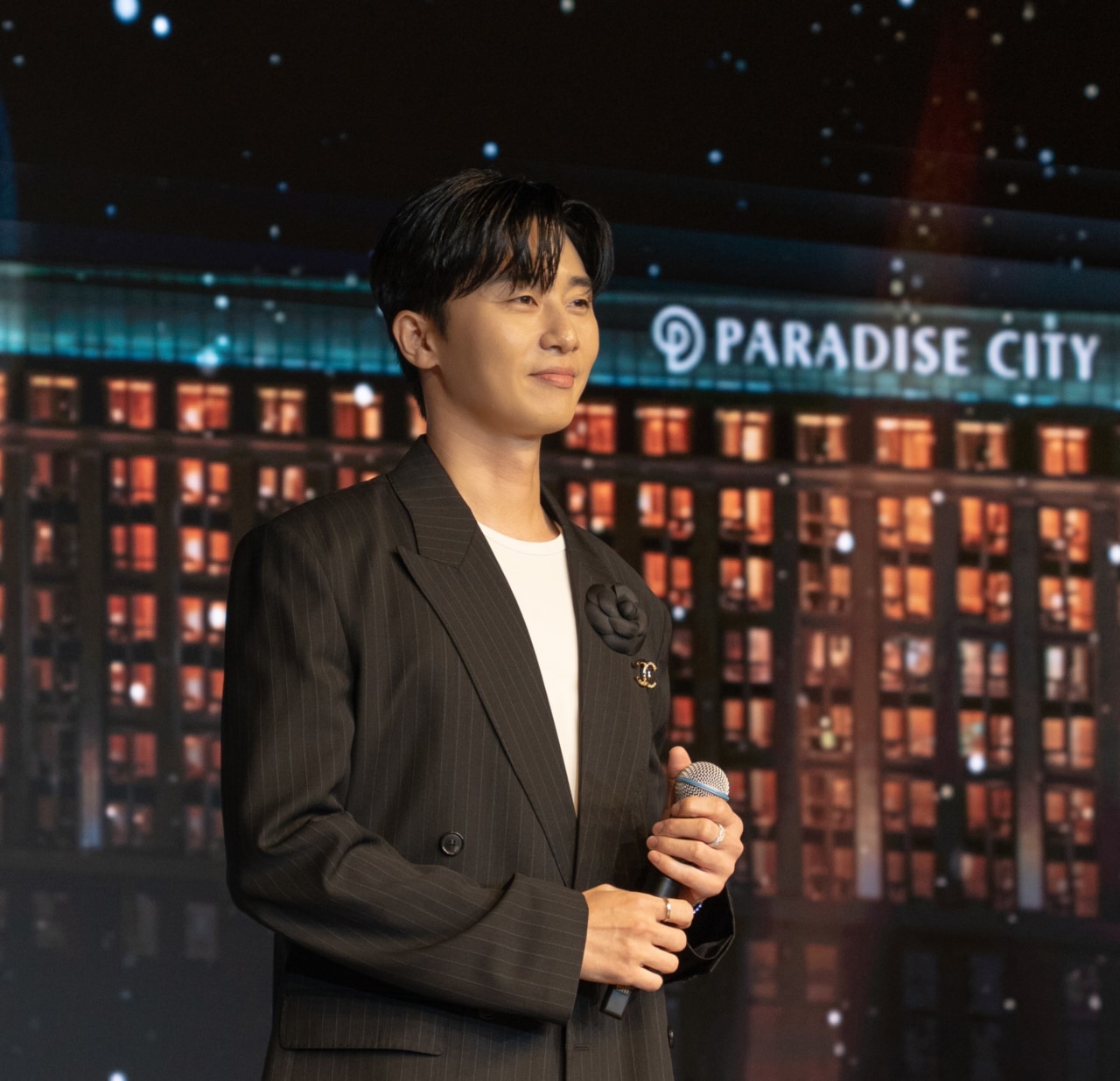 パク・ソジュンが1日総支配人に。パラダイスシティで日本のファン約600