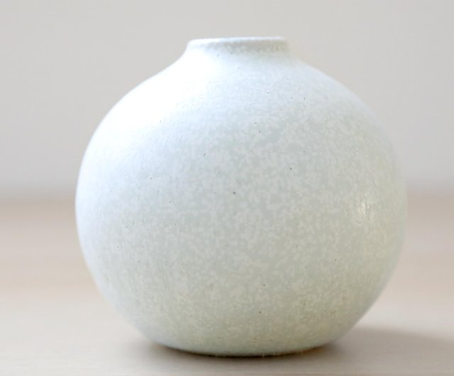 白い結晶釉のふっくら一輪挿し 創作工房 あめつち薫る | 花瓶・植木鉢