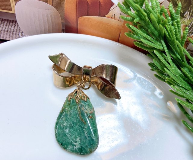 台湾 【西洋アンティークアクセサリー】リボンモチーフ 天然グリーン