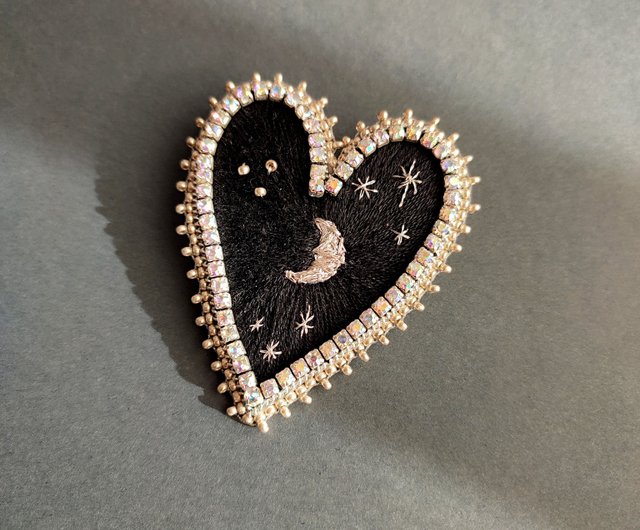 ウクライナ 黒いハートと銀の月、タロットモチーフのピンバッジ。魔女