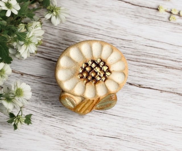 陶ブローチ ちいさな花#2 Nassun | ブローチ - Pinkoi