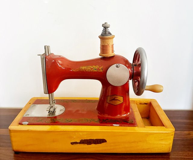 送料無料】台湾 1960 年のソ連時代のアンティーク小型ミシン pickers