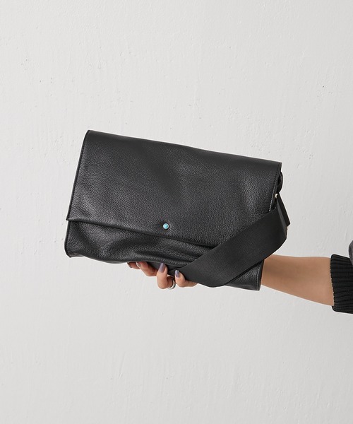 ear PAPILLONNER（イアパピヨネ）の「《牛革》ワイドテープショルダー