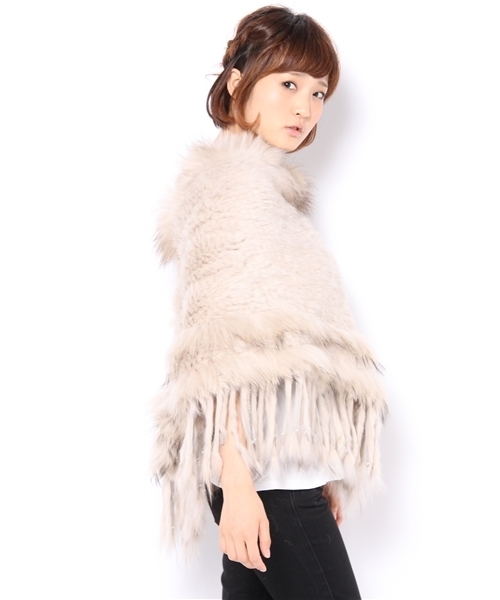 goa（ゴア）の「ラビット×ラクーン フリンジ付ファーポンチョ